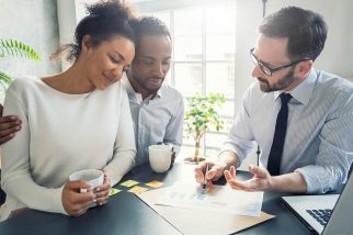 A young couple discuss remortgaging early with a mortgage broker